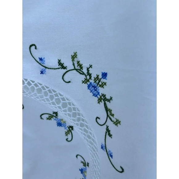 Vintage Hand Cross Stitch and Hand Crochet Lace Oval Table Mat White Size 36x36 - Picture 9 of 10